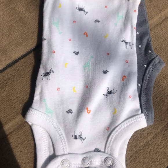 ➡️ Bundle & Save! 3 Pack Carter’s Preemie Onesies - Picture 3 of 3